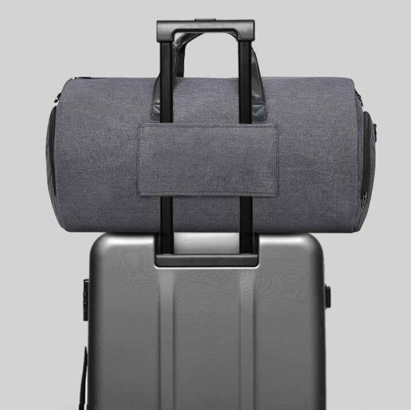 Ova luksuzna  muška putna torba jednostavne forme će Vam prilikom svakog putovanja biti idealan saputnik, a uz to i davati određenu eleganciju i stajling.