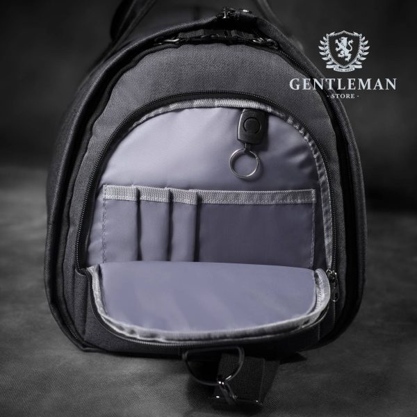 Ova luksuzna  muška putna torba jednostavne forme će Vam prilikom svakog putovanja biti idealan saputnik, a uz to i davati određenu eleganciju i stajling.