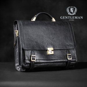 Muška poslovna torba je jedan od neophodnih aksesoara svakog poslovnog muškarca. Zato Vam mi nudimo elegantnu poslovnu torbu uz kvalitet, dobar stil i neprolaznu vrednost. Poslovna torba brenda “Tony Bellucci” izrađena je od najkvalitetnije teleće kože .