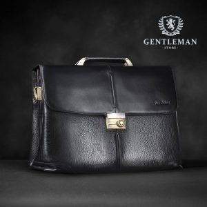 Muška poslovna torba je jedan od neophodnih aksesoara svakog poslovnog muškarca. Zato Vam mi nudimo elegantnu poslovnu torbu uz kvalitet, dobar stil i neprolaznu vrednost. Poslovna torba brenda “Tony Bellucci” izrađena je od najkvalitetnije teleće kože.