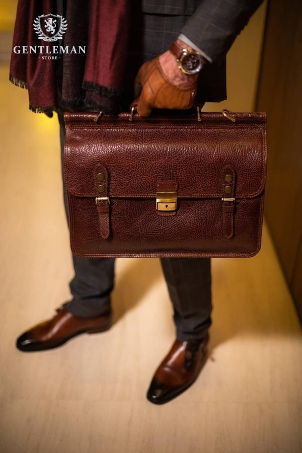 Muška poslovna torba je jedan od neophodnih aksesoara svakog poslovnog muškarca. Zato Vam mi nudimo elegantnu poslovnu torbu uz kvalitet, dobar stil i neprolaznu vrednost. Poslovna torba brenda “Tony Bellucci” izrađena je od najkvalitetnije teleće kože.