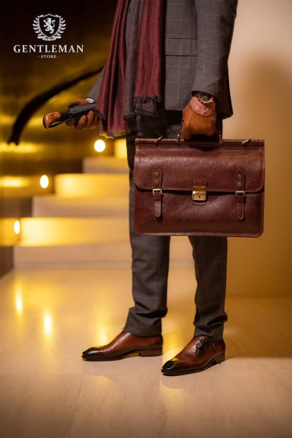 Muška poslovna torba je jedan od neophodnih aksesoara svakog poslovnog muškarca. Zato Vam mi nudimo elegantnu poslovnu torbu uz kvalitet, dobar stil i neprolaznu vrednost. Poslovna torba brenda “Tony Bellucci” izrađena je od najkvalitetnije teleće kože.