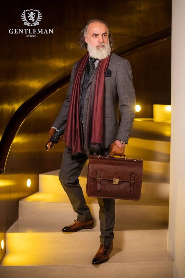 Muška poslovna torba je jedan od neophodnih aksesoara svakog poslovnog muškarca. Zato Vam mi nudimo elegantnu poslovnu torbu uz kvalitet, dobar stil i neprolaznu vrednost. Poslovna torba brenda “Tony Bellucci” izrađena je od najkvalitetnije teleće kože.