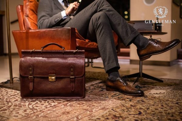 Muška poslovna torba je jedan od neophodnih aksesoara svakog poslovnog muškarca. Zato Vam mi nudimo elegantnu poslovnu torbu uz kvalitet, dobar stil i neprolaznu vrednost. Poslovna torba brenda “Tony Bellucci” izrađena je od najkvalitetnije teleće kože.