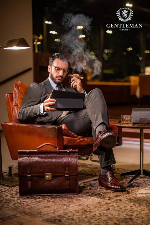 Muška poslovna torba je jedan od neophodnih aksesoara svakog poslovnog muškarca. Zato Vam mi nudimo elegantnu poslovnu torbu uz kvalitet, dobar stil i neprolaznu vrednost. Poslovna torba brenda “Tony Bellucci” izrađena je od najkvalitetnije teleće kože.