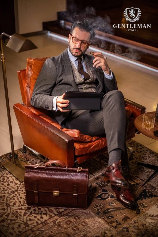 Muška poslovna torba je jedan od neophodnih aksesoara svakog poslovnog muškarca. Zato Vam mi nudimo elegantnu poslovnu torbu uz kvalitet, dobar stil i neprolaznu vrednost. Poslovna torba brenda “Tony Bellucci” izrađena je od najkvalitetnije teleće kože.