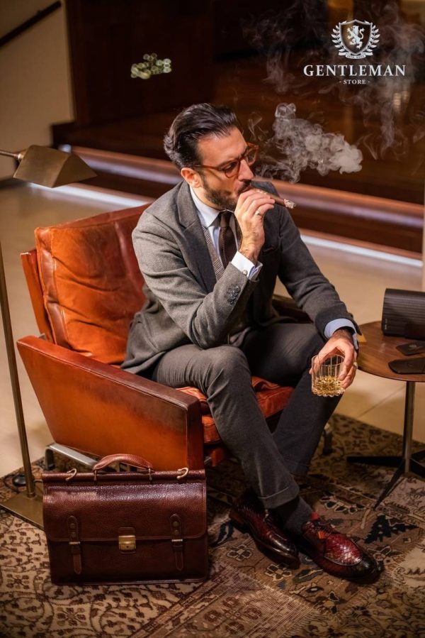 Muška poslovna torba je jedan od neophodnih aksesoara svakog poslovnog muškarca. Zato Vam mi nudimo elegantnu poslovnu torbu uz kvalitet, dobar stil i neprolaznu vrednost. Poslovna torba brenda “Tony Bellucci” izrađena je od najkvalitetnije teleće kože.