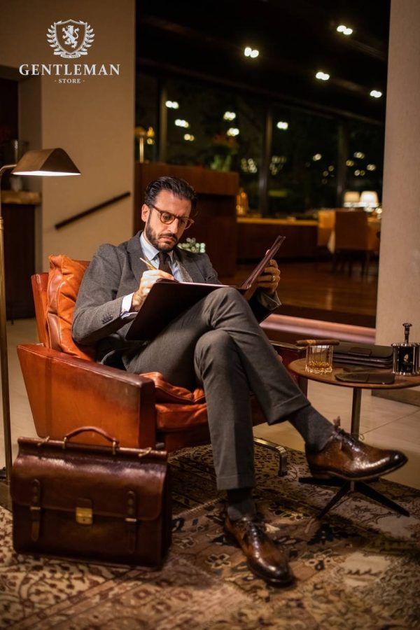 Muška poslovna torba je jedan od neophodnih aksesoara svakog poslovnog muškarca. Zato Vam mi nudimo elegantnu poslovnu torbu uz kvalitet, dobar stil i neprolaznu vrednost. Poslovna torba brenda “Tony Bellucci” izrađena je od najkvalitetnije teleće kože.