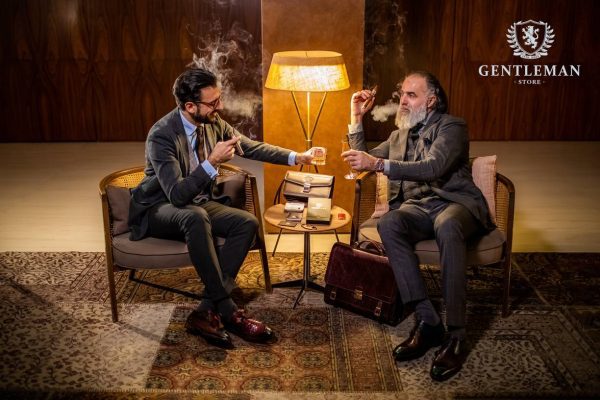 Muška poslovna torba je jedan od neophodnih aksesoara svakog poslovnog muškarca. Zato Vam mi nudimo elegantnu poslovnu torbu uz kvalitet, dobar stil i neprolaznu vrednost. Poslovna torba brenda “Tony Bellucci” izrađena je od najkvalitetnije teleće kože.