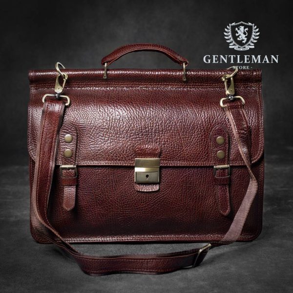 Muška poslovna torba je jedan od neophodnih aksesoara svakog poslovnog muškarca. Zato Vam mi nudimo elegantnu poslovnu torbu uz kvalitet, dobar stil i neprolaznu vrednost. Poslovna torba brenda “Tony Bellucci” izrađena je od najkvalitetnije teleće kože.