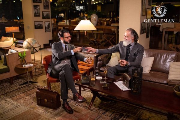 Muška poslovna torba je jedan od neophodnih aksesoara svakog poslovnog muškarca. Zato Vam mi nudimo elegantnu poslovnu torbu uz kvalitet, dobar stil i neprolaznu vrednost. Poslovna torba brenda “Tony Bellucci” izrađena je od najkvalitetnije teleće kože.