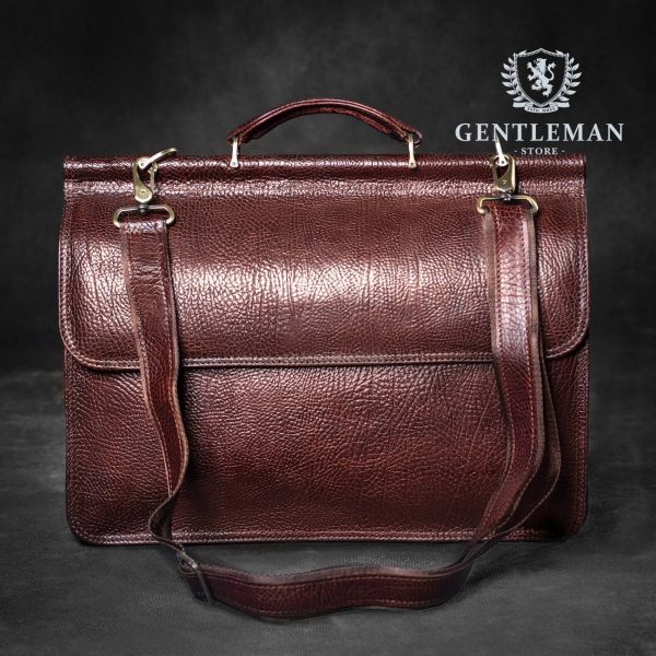 Muška poslovna torba je jedan od neophodnih aksesoara svakog poslovnog muškarca. Zato Vam mi nudimo elegantnu poslovnu torbu uz kvalitet, dobar stil i neprolaznu vrednost. Poslovna torba brenda “Tony Bellucci” izrađena je od najkvalitetnije teleće kože.