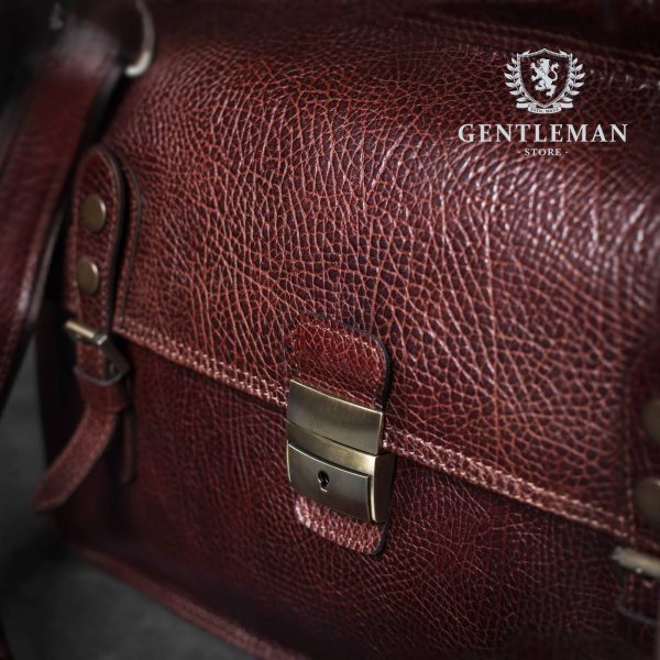 Muška poslovna torba je jedan od neophodnih aksesoara svakog poslovnog muškarca. Zato Vam mi nudimo elegantnu poslovnu torbu uz kvalitet, dobar stil i neprolaznu vrednost. Poslovna torba brenda “Tony Bellucci” izrađena je od najkvalitetnije teleće kože.