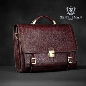 Muška poslovna torba je jedan od neophodnih aksesoara svakog poslovnog muškarca. Zato Vam mi nudimo elegantnu poslovnu torbu uz kvalitet, dobar stil i neprolaznu vrednost. Poslovna torba brenda “Tony Bellucci” izrađena je od najkvalitetnije teleće kože.