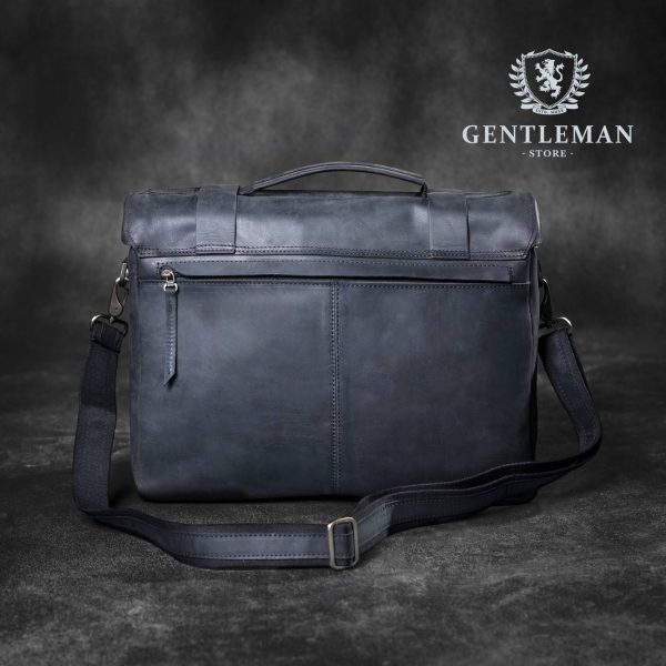 Muška poslovna torba je jedan od neophodnih aksesoara svakog poslovnog muškarca.  Zato Vam mi nudimo elegantnu poslovnu torbu uz kvalitet, dobar stil i neprolaznu vrednost. Poslovna torba brenda “Tony Bellucci” izrađena je od najkvalitetnije teleće kože.