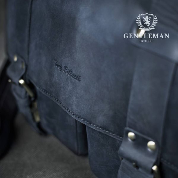 Muška poslovna torba je jedan od neophodnih aksesoara svakog poslovnog muškarca.  Zato Vam mi nudimo elegantnu poslovnu torbu uz kvalitet, dobar stil i neprolaznu vrednost. Poslovna torba brenda “Tony Bellucci” izrađena je od najkvalitetnije teleće kože.