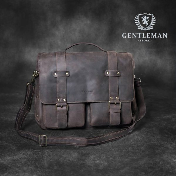 Muška poslovna torba je jedan od neophodnih aksesoara svakog poslovnog muškarca. Zato Vam mi nudimo elegantnu poslovnu torbu uz kvalitet, dobar stil i neprolaznu vrednost. Poslovna torba brenda “Tony Bellucci” izrađena je od najkvalitetnije teleće kože.