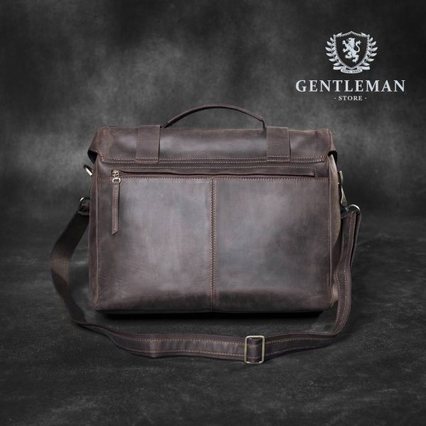 Muška poslovna torba je jedan od neophodnih aksesoara svakog poslovnog muškarca. Zato Vam mi nudimo elegantnu poslovnu torbu uz kvalitet, dobar stil i neprolaznu vrednost. Poslovna torba brenda “Tony Bellucci” izrađena je od najkvalitetnije teleće kože.