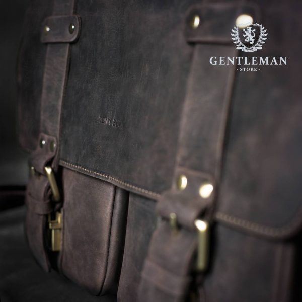 Muška poslovna torba je jedan od neophodnih aksesoara svakog poslovnog muškarca. Zato Vam mi nudimo elegantnu poslovnu torbu uz kvalitet, dobar stil i neprolaznu vrednost. Poslovna torba brenda “Tony Bellucci” izrađena je od najkvalitetnije teleće kože.