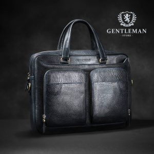 Muška poslovna torba je jedan od neophodnih aksesoara svakog poslovnog muškarca. Zato Vam mi nudimo elegantnu poslovnu torbu uz kvalitet, dobar stil i neprolaznu vrednost. Poslovna torba brenda “Tony Bellucci” izrađena je od najkvalitetnije teleće kože.