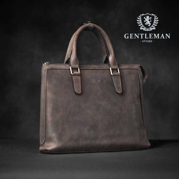 Muška poslovna torba je jedan od neophodnih aksesoara svakog poslovnog muškarca. Zato Vam mi nudimo elegantnu poslovnu torbu uz kvalitet, dobar stil i neprolaznu vrednost. Poslovna torba brenda “Tony Bellucci” izrađena je od najkvalitetnije teleće kože.