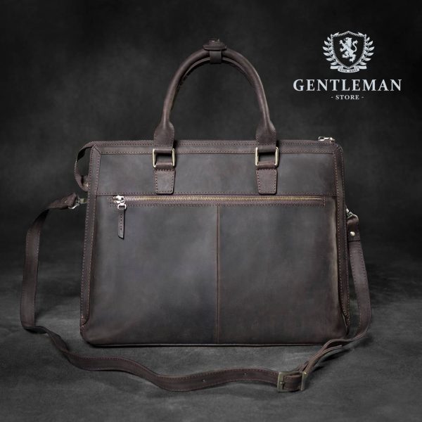 Muška poslovna torba je jedan od neophodnih aksesoara svakog poslovnog muškarca. Zato Vam mi nudimo elegantnu poslovnu torbu uz kvalitet, dobar stil i neprolaznu vrednost. Poslovna torba brenda “Tony Bellucci” izrađena je od najkvalitetnije teleće kože.