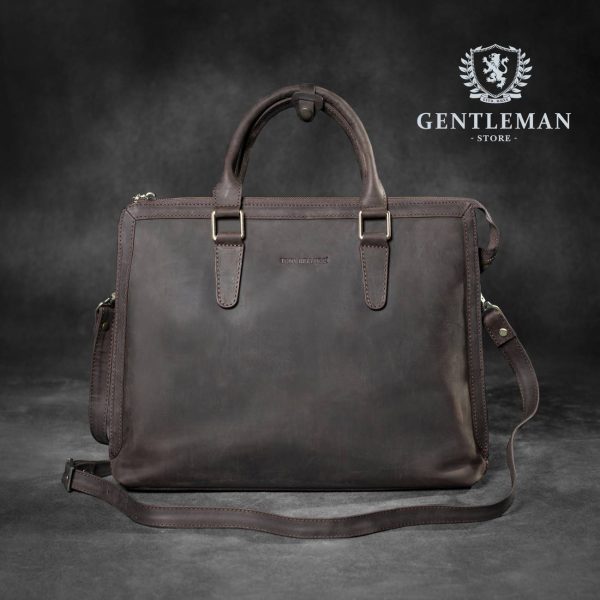 Muška poslovna torba je jedan od neophodnih aksesoara svakog poslovnog muškarca. Zato Vam mi nudimo elegantnu poslovnu torbu uz kvalitet, dobar stil i neprolaznu vrednost. Poslovna torba brenda “Tony Bellucci” izrađena je od najkvalitetnije teleće kože.