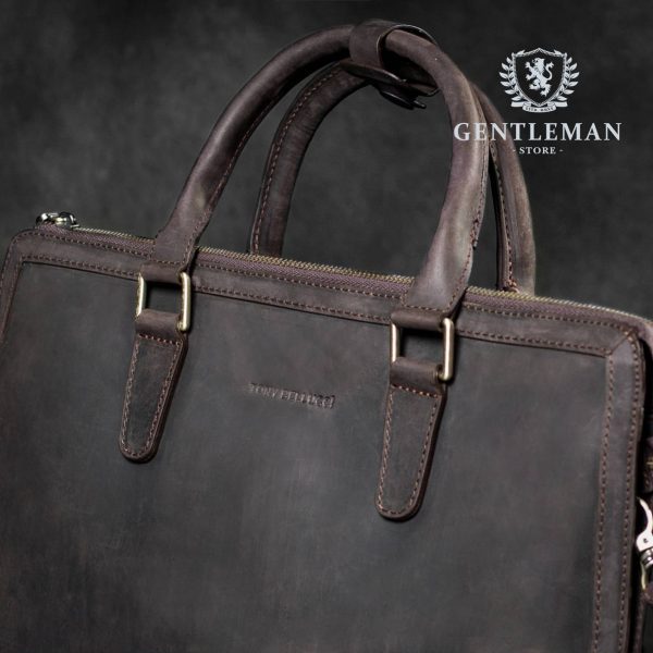 Muška poslovna torba je jedan od neophodnih aksesoara svakog poslovnog muškarca. Zato Vam mi nudimo elegantnu poslovnu torbu uz kvalitet, dobar stil i neprolaznu vrednost. Poslovna torba brenda “Tony Bellucci” izrađena je od najkvalitetnije teleće kože.