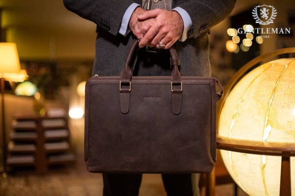 Muška poslovna torba je jedan od neophodnih aksesoara svakog poslovnog muškarca. Zato Vam mi nudimo elegantnu poslovnu torbu uz kvalitet, dobar stil i neprolaznu vrednost. Poslovna torba brenda “Tony Bellucci” izrađena je od najkvalitetnije teleće kože.