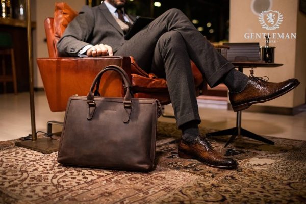 Muška poslovna torba je jedan od neophodnih aksesoara svakog poslovnog muškarca. Zato Vam mi nudimo elegantnu poslovnu torbu uz kvalitet, dobar stil i neprolaznu vrednost. Poslovna torba brenda “Tony Bellucci” izrađena je od najkvalitetnije teleće kože.