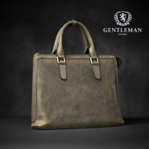 Muška poslovna torba je jedan od neophodnih aksesoara svakog poslovnog muškarca. Zato Vam mi nudimo elegantnu poslovnu torbu uz kvalitet, dobar stil i neprolaznu vrednost. Poslovna torba brenda “Tony Bellucci” izrađena je od najkvalitetnije teleće kože.