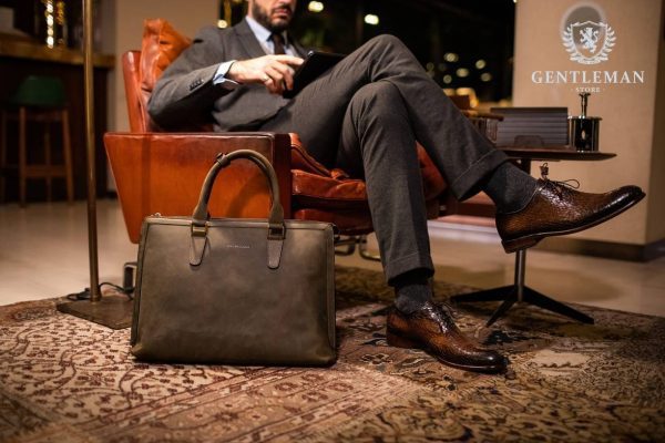 Muška poslovna torba je jedan od neophodnih aksesoara svakog poslovnog muškarca. Zato Vam mi nudimo elegantnu poslovnu torbu uz kvalitet, dobar stil i neprolaznu vrednost. Poslovna torba brenda “Tony Bellucci” izrađena je od najkvalitetnije teleće kože.