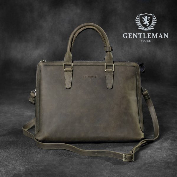 Muška poslovna torba je jedan od neophodnih aksesoara svakog poslovnog muškarca. Zato Vam mi nudimo elegantnu poslovnu torbu uz kvalitet, dobar stil i neprolaznu vrednost. Poslovna torba brenda “Tony Bellucci” izrađena je od najkvalitetnije teleće kože.