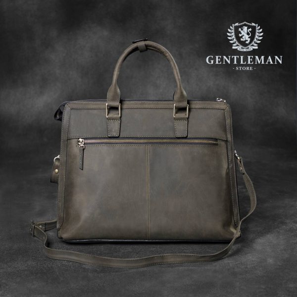 Muška poslovna torba je jedan od neophodnih aksesoara svakog poslovnog muškarca. Zato Vam mi nudimo elegantnu poslovnu torbu uz kvalitet, dobar stil i neprolaznu vrednost. Poslovna torba brenda “Tony Bellucci” izrađena je od najkvalitetnije teleće kože.