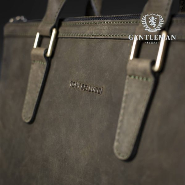 Muška poslovna torba je jedan od neophodnih aksesoara svakog poslovnog muškarca. Zato Vam mi nudimo elegantnu poslovnu torbu uz kvalitet, dobar stil i neprolaznu vrednost. Poslovna torba brenda “Tony Bellucci” izrađena je od najkvalitetnije teleće kože.