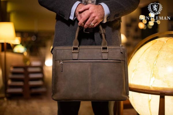 Muška poslovna torba je jedan od neophodnih aksesoara svakog poslovnog muškarca. Zato Vam mi nudimo elegantnu poslovnu torbu uz kvalitet, dobar stil i neprolaznu vrednost. Poslovna torba brenda “Tony Bellucci” izrađena je od najkvalitetnije teleće kože.