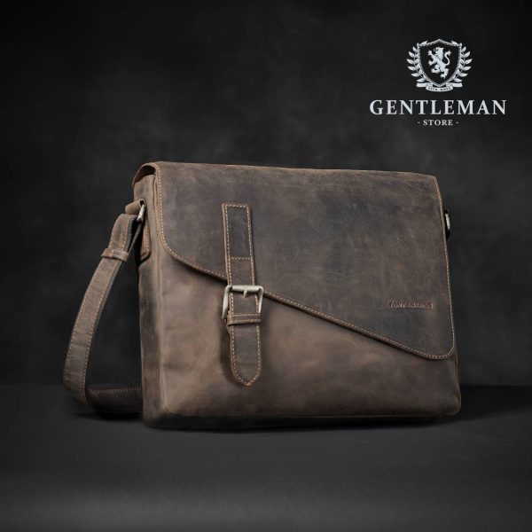 Muška poslovna torba je jedan od neophodnih aksesoara svakog poslovnog muškarca. Zato Vam mi nudimo elegantnu poslovnu torbu uz kvalitet, dobar stil i neprolaznu vrednost. Poslovna torba brenda “Tony Bellucci” izrađena je od najkvalitetnije teleće kože.