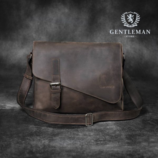 Muška poslovna torba je jedan od neophodnih aksesoara svakog poslovnog muškarca. Zato Vam mi nudimo elegantnu poslovnu torbu uz kvalitet, dobar stil i neprolaznu vrednost. Poslovna torba brenda “Tony Bellucci” izrađena je od najkvalitetnije teleće kože.