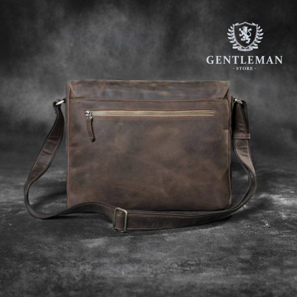 Muška poslovna torba je jedan od neophodnih aksesoara svakog poslovnog muškarca.  Zato Vam mi nudimo elegantnu poslovnu torbu uz kvalitet, dobar stil i neprolaznu vrednost. Poslovna torba brenda “Tony Bellucci” izrađena je od najkvalitetnije teleće kože.