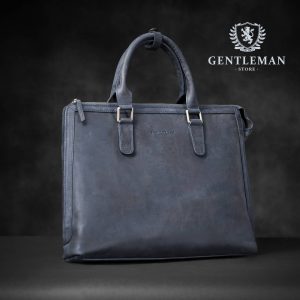 Muška poslovna torba je jedan od neophodnih aksesoara svakog poslovnog muškarca. Zato Vam mi nudimo elegantnu poslovnu torbu uz kvalitet, dobar stil i neprolaznu vrednost. Poslovna torba brenda “Tony Bellucci” izrađena je od najkvalitetnije teleće kože.