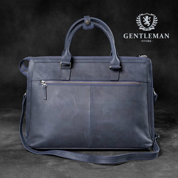 Muška poslovna torba je jedan od neophodnih aksesoara svakog poslovnog muškarca. Zato Vam mi nudimo elegantnu poslovnu torbu uz kvalitet, dobar stil i neprolaznu vrednost. Poslovna torba brenda “Tony Bellucci” izrađena je od najkvalitetnije teleće kože.