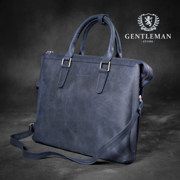 Muška poslovna torba je jedan od neophodnih aksesoara svakog poslovnog muškarca. Zato Vam mi nudimo elegantnu poslovnu torbu uz kvalitet, dobar stil i neprolaznu vrednost. Poslovna torba brenda “Tony Bellucci” izrađena je od najkvalitetnije teleće kože.