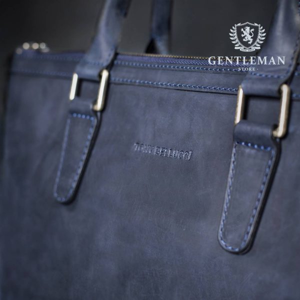 Muška poslovna torba je jedan od neophodnih aksesoara svakog poslovnog muškarca. Zato Vam mi nudimo elegantnu poslovnu torbu uz kvalitet, dobar stil i neprolaznu vrednost. Poslovna torba brenda “Tony Bellucci” izrađena je od najkvalitetnije teleće kože.