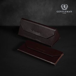 Ova futrola napravljena je ručno od metalnih elemenata koji su presvučeni visokokvalitetnom goveđom kožom i postavljeni sa čojom. Kada je prazna i sklopljena, zauzima vrlo malo prostora u torbi ili na stolu. Kada se nalaze naočale u njoj, čvrsti materijal pruža pouzdanu zaštitu. Ova futrola pogodna je i za naočale za sunce. Logo našeg brenda "Gentleman" utisnut je na samom artiklu i na luksuznoj ambalaži.