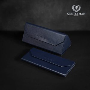 Ova unikatna futrola izrađena je ručno od metalnih elemenata presvučenih visokokvalitetnom goveđom kožom koja je postavljena čojom. Kada je prazna i sklopljena, futrola ne zauzima puno prostora u torbi ili na stolu. Kada su u njoj naočale, čvrst materijal pruža neuporedivu zaštitu. Futrola je pogodna i za naočale za sunce. Na samom artiklu i luksuznom pakovanju jasno se vidi logo našeg brenda "Gentleman", koji simbolizuje eleganciju i sofisticiranost.