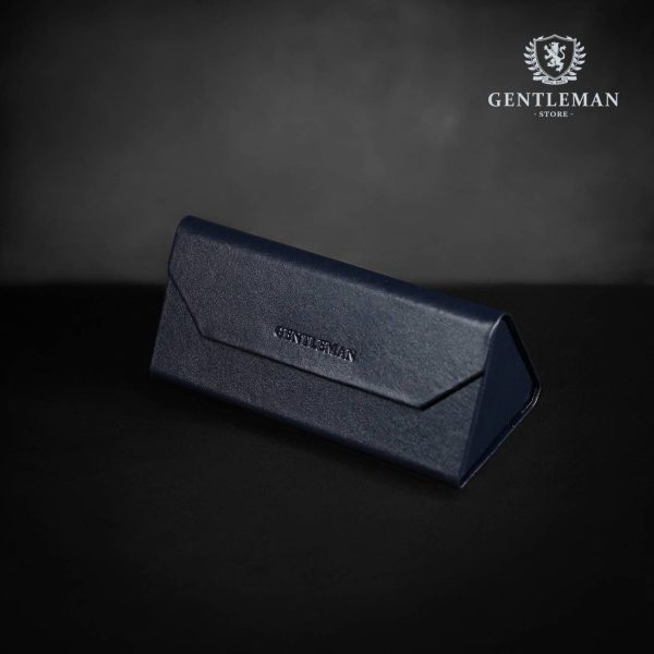 Ovaj jedinstveni proizvod je napravljen ručno od metalnih elemenata koji su presvučeni vrhunskom goveđom kožom i postavljeni sa čojom. Kada je futrola sklopljena i prazna, ne zauzima mnogo prostora u torbi ili na stolu. Kada se nalaze naočale u njoj, čvrst materijal obezbeđuje maksimalnu zaštitu. Pogodna je za naočale za sunce. Na samom artiklu i luksuznoj ambalaži utisnut je logo našeg brenda "Gentleman", poznatog po kvalitetu i stilu.