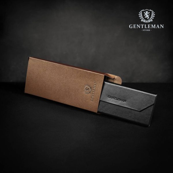 Proizvod je ručno izrađen od metalnih elemenata koji su presvučeni visokokvalitetnom goveđom kožom i postavljeni sa čojom. Kada je futrola prazna i sklopljena, zauzima malo prostora u torbi ili na stolu, a kada se nalaze naočale u njoj, čvrsti materijal pruža izuzetnu zaštitu. Ova futrola je prikladna i za naočale za sunce. Na artiklu i luksuznoj ambalaži utisnut je naš brend.