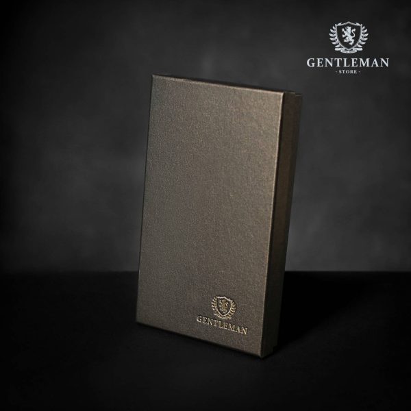 Ovaj artikal izrađen je ručno od metalnih elemenata koji su obloženi kvalitetnom goveđom kožom i postavljeni sa čojom. Kada je prazan i sklopljen, zauzima vrlo malo prostora u torbi ili na stolu, a kada su u njemu naočale, čvrst materijal ih pouzdano štiti. Ova futrola je idealna za naočale za sunce. Na samom artiklu i luksuznoj ambalaži nalazi se logo našeg brenda "Gentleman".