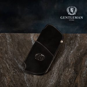 Ova futrola za naočare predstavlja savršen dodatak vašoj svakodnevnoj opremi. Ručno izrađena od visokokvalitetnih metalnih elemenata obloženih goveđom kožom i postavljenih sa čojom, ova futrola pruža maksimalnu zaštitu vašim naočarima, uključujući i one za sunce. Kada je futrola prazna, lako se skladišti u torbi ili na stolu zbog svog kompaktnog dizajna. Na samom artiklu i na luksuznom pakovanju, vidljiv je logo našeg brenda "Gentleman", koji je sinonim za stil, eleganciju i vrhunski kvalitet. Futrola je popularna među onima koji žele da zaštite svoje naočare na elegantan i praktičan način, a koji istovremeno žele da se istaknu svojim jedinstvenim stilom.