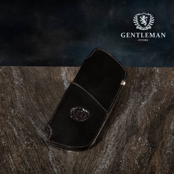 Ova futrola za naočare predstavlja savršen dodatak vašoj svakodnevnoj opremi. Ručno izrađena od visokokvalitetnih metalnih elemenata obloženih goveđom kožom i postavljenih sa čojom, ova futrola pruža maksimalnu zaštitu vašim naočarima, uključujući i one za sunce. Kada je futrola prazna, lako se skladišti u torbi ili na stolu zbog svog kompaktnog dizajna. Na samom artiklu i na luksuznom pakovanju, vidljiv je logo našeg brenda "Gentleman", koji je sinonim za stil, eleganciju i vrhunski kvalitet. Futrola je popularna među onima koji žele da zaštite svoje naočare na elegantan i praktičan način, a koji istovremeno žele da se istaknu svojim jedinstvenim stilom.
